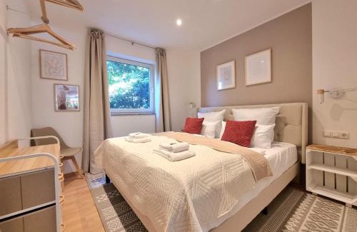 Hamelin Apartment | Charysma - Rosso-Suite, warmes & stilvolles Design, Terrasse, Parkplatz