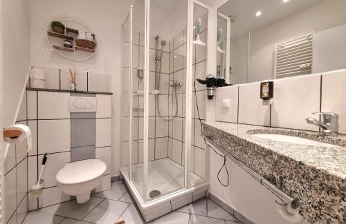 Hamelin Apartment | Charysma - Rosso-Suite, warmes & stilvolles Design, Terrasse, Parkplatz