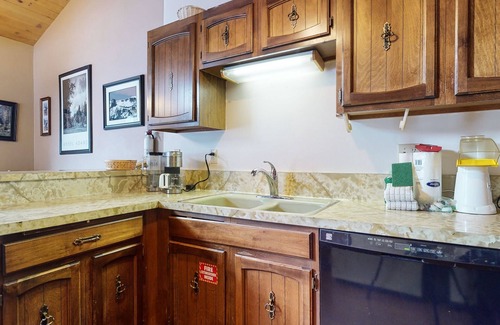 Mammoth Lakes Condo | Chateau Blanc 25 Cozy with Gorgeous Mountain Views, On the Shuttle Route, by RedAwning