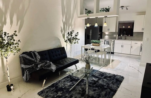 Delray Beach House | Chateau Guest House, Delray Beach. Modern 3 king bed oasis just off Atlantic Ave