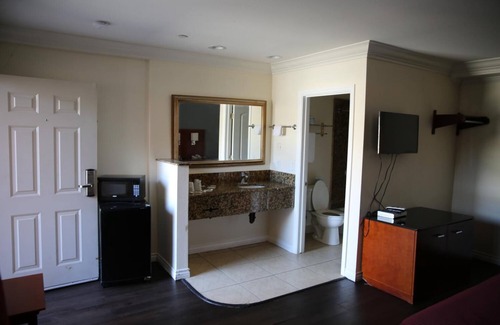 Downey Hotel | Chateau Inn and Suites