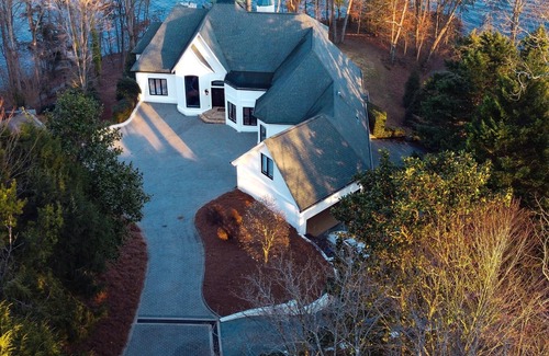 Gainesville House | Chateau Lanier multi family lake house for family reunions, corporate retreats