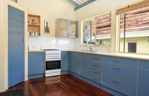 Brisbane Waterfront House | Chateau Midgen - Quiet House in Kooringal - Long Term Rental