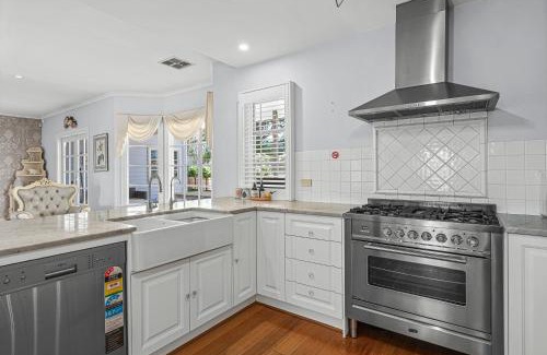Aldinga House | Chateau On Vines - Aldinga - C21 SouthCoast Holidays