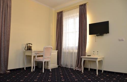 Khomyakuvka Hotel | Chateau Royal Hotel