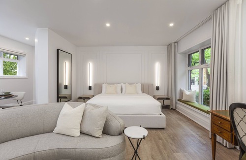 Shaughnessy Village Hotel | Chateau Versailles