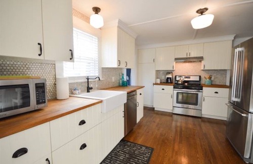 North Chatham House | Chatham Getaway- Completely Renovated Cape Cottage w/Linens Included