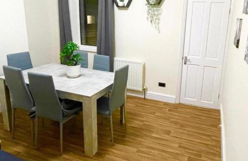 Chatham House | Chatham Home - Sleeps 6 - Close to Station - Wifi