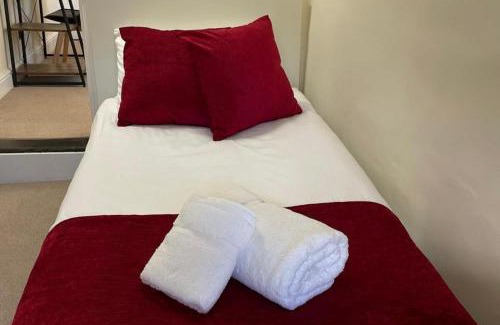 Chatham House | Chatham Home - Sleeps 6 - Close to Station - Wifi