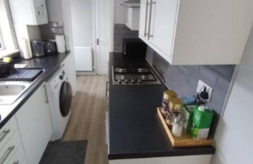 Chatham House | Chatham Home - Sleeps 6 - Close to Station - Wifi
