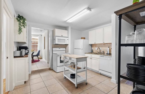 East Cesar Chavez House | Chavez Mini: Spacious 2BR House near Downtown