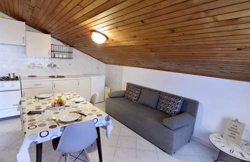Basanija Apartment | Cheap apartment in Bašanija, with terrace, WiFi, free parking