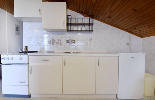 Basanija Apartment | Cheap apartment in Bašanija, with terrace, WiFi, free parking