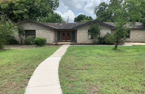 Rio Vista House | Cheatham Pool House San Marcos