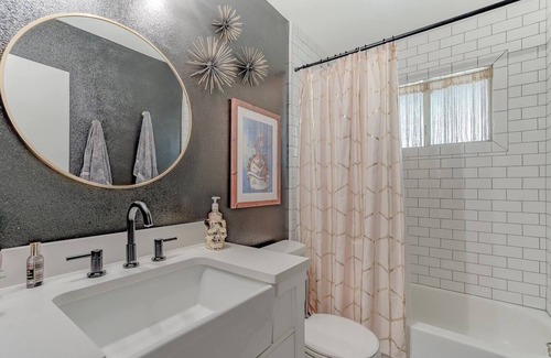 Lakehead-Lakeshore Cottage | Cheerful 1-Bedroom Lake Cottagenn