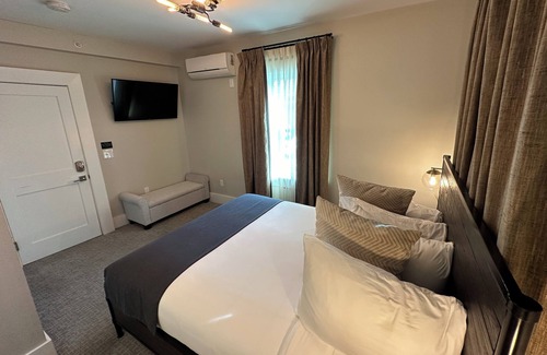 Historic Hill Hotel | Cheerful 1 Bed/1 Bath/Dog friendly in the heart of Newport