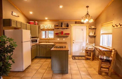 Florissant Cabin | Cheerful 1-bedroom cabin with hot tub