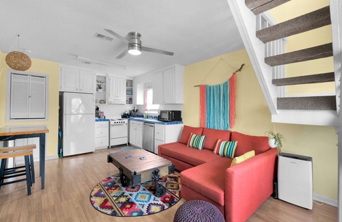 Navarre Beach House | Cheerful 1BR on the Island w/King Bed
