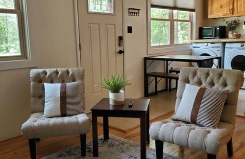 Locust Lake Village House | Cheerful 2 BDRM Bungalow, 5-10 MIN walk to Lake