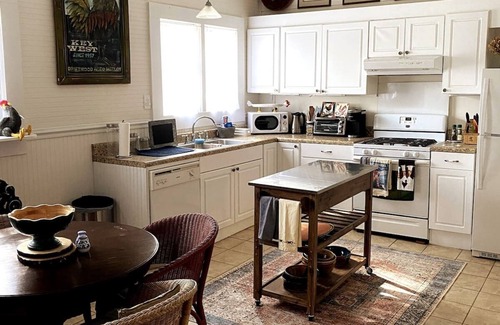 Landrum House | Cheerful 2 Bdrm Walking Distance Downtown Landrum