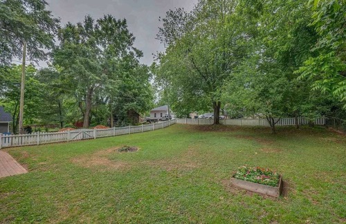 Landrum House | Cheerful 2 Bdrm Walking Distance Downtown Landrum