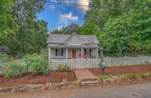 Landrum House | Cheerful 2 Bdrm Walking Distance Downtown Landrum