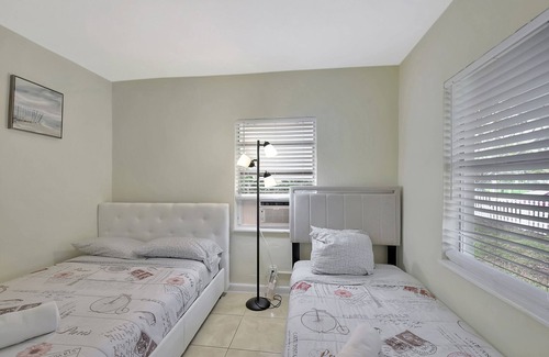 Delray Beach Cottage | Cheerful 2 bed cottage, East Delray Beach, pets ok, walk to Atlantic