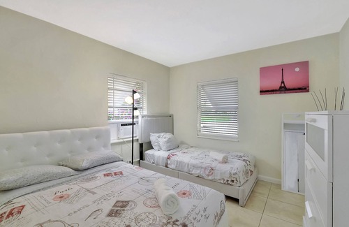 Delray Beach Cottage | Cheerful 2 bed cottage, East Delray Beach, pets ok, walk to Atlantic