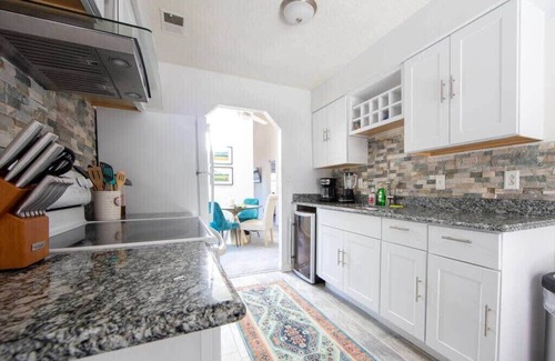 Northwest House | Cheerful 2 Bedroom Home near Virginia Wesleyan