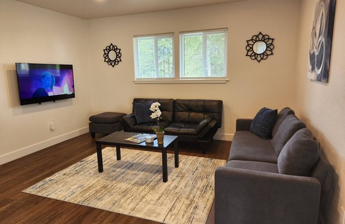 McKinleyville Cottage | Cheerful 2-bedroom cottage with patio