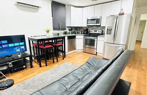 Bushwick House | CHEERFUL 2 BEDROOM APT 5 MINS WAlk FROM TRAIN STATION