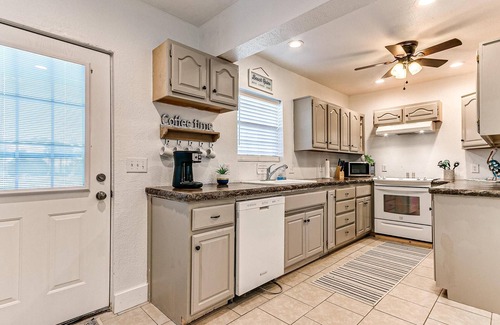 Copeland Cottage | Cheerful 2 Bedroom, Boat Parking, Lake View!