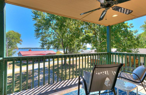 Copeland Cottage | Cheerful 2 Bedroom, Boat Parking, Lake View!
