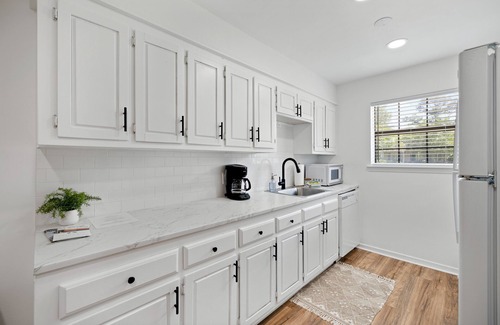 Fairhope House | Cheerful 2 Bedroom Cottage with KING BED + Fenced Yard