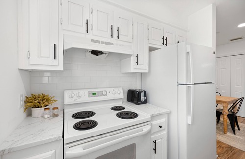 Fairhope House | Cheerful 2 Bedroom Cottage with KING BED + Fenced Yard