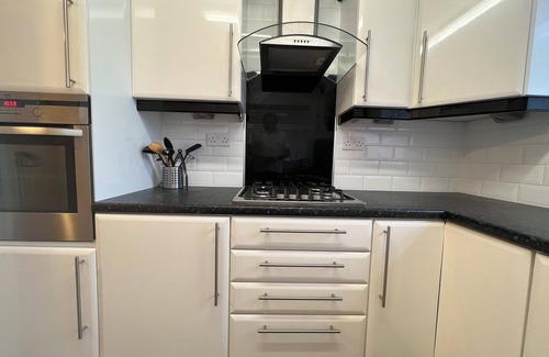 Liverpool House | Cheerful 2 Bedroom Home with Off-road parking