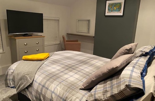 Cleethorpes House | Cheerful 2 bedroom holiday home with parking