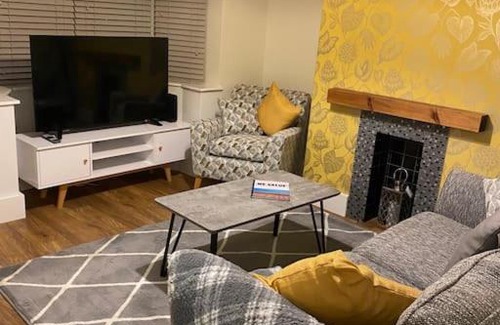 Cleethorpes House | Cheerful 2 bedroom holiday home with parking