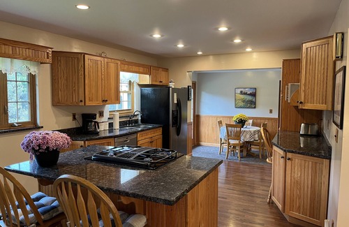 Bakerstown House | Cheerful 2 bedroom home