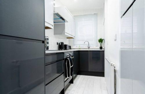 Glasgow Apartment | Cheerful 2 Bedroom Homely Apartment, Sleeps 4 Guest Comfy, 1x Double Bed, 2x Single Beds, Free Parking, Free WiFi, Suitable For Business, Leisure Guest, Contractors, QE Hospital, Glasgow, Near Airport & City Centre