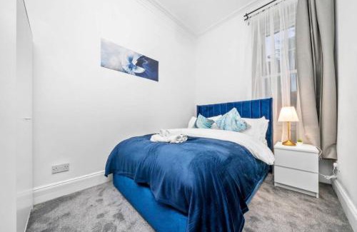 Paisley Apartment | Cheerful 2 Bedroom Homely Apartment, Sleeps 4 Guest Comfy, 2x Double Beds, Parking, Free WiFi, Suitable For Business, Leisure Guest, Paisley, Near Glasgow Airport, Near Glasgow City Centre