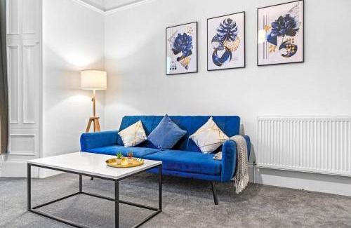 Paisley Apartment | Cheerful 2 Bedroom Homely Apartment, Sleeps 4 Guest Comfy, 2x Double Beds, Parking, Free WiFi, Suitable For Business, Leisure Guest, Paisley, Near Glasgow Airport, Near Glasgow City Centre