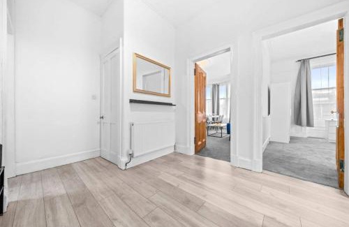 Paisley Apartment | Cheerful 2 Bedroom Homely Apartment, Sleeps 4 Guest Comfy, 2x Double Beds, Parking, Free WiFi, Suitable For Business, Leisure Guest, Paisley, Near Glasgow Airport, Near Glasgow City Centre