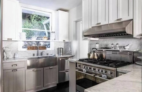 Beachwood Canyon House | Cheerful 2-bedroom garden home with hot tub