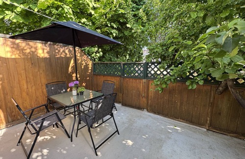 Renfrew-Collingwood House | Cheerful 2 Bedroom with spacious Living & Dining - Central Vancouver