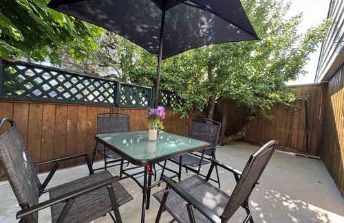 Renfrew-Collingwood House | Cheerful 2 Bedroom with spacious Living & Dining - Central Vancouver