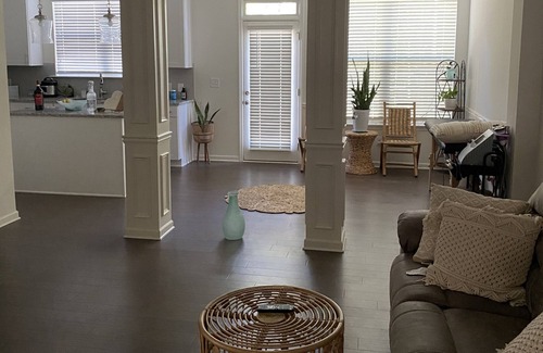 Fairburn House | Cheerful 2 Bedrooms Home with Fireplace