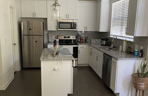 Fairburn House | Cheerful 2 Bedrooms Home with Fireplace
