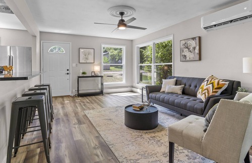 Iowa City House | Cheerful 2BR Home | close to UIHC, shopping & MORE