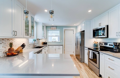 Neptune Beach House | Cheerful 3/2 bungalow - 1,000ft to the sand!